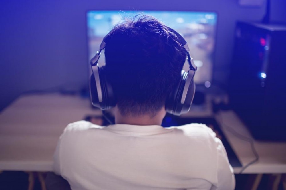 Un adolescent de 14 ani şi-a împuşcat mama, fratele şi cele două surori după ce a pierdut la jocul PUBG, apoi s-a culcat